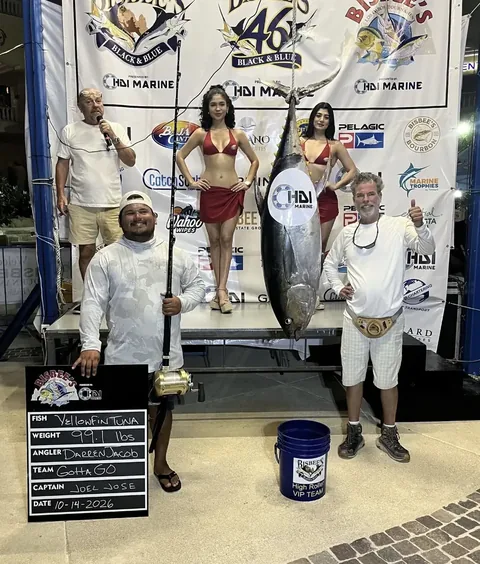 El atún aleta amarilla de 99.1 libras de Team Gotta Go en el pesaje de Bisbee’s del 14 de octubre de 2026, con un tablero que registra 99.1 libras, al pescador Darren Jacob y al capitán Joel Jose