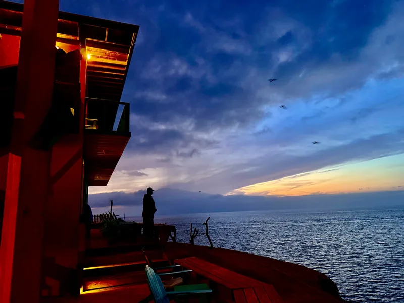 Atardecer sobre el océano visto desde la terraza del alojamiento en Isla Cedros