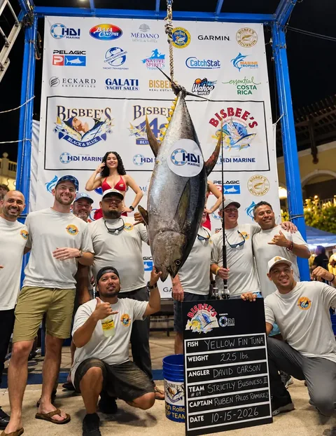 El equipo Strictly Business II con su atún aleta amarilla de 225 libras en el pesaje del Bisbee's Los Cabos Offshore 2026, con un tablero que registra el peso, al pescador David Carson y al capitán Ruben Palos Ramirez